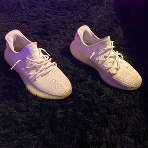 Yeezy 350 v2 Triple White/Cream Size 9.5